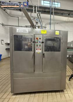 Metal can filling and crimping machine with washer, rinser, and sterilizer for cream, condensed milk, sauces, and tomato extract. Made in the Metal�rgica Mococa dairy industry.