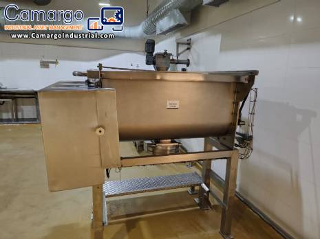 Stainless steel ribbon blender mixer for powders.