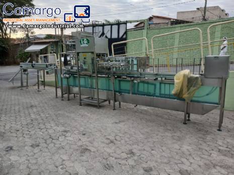 Automatic 6-nozzle linear filling machine with rinser and capper. Machines 1,800 bottles per hour