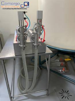 Liquid filling machine