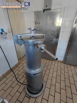 Pneumatic sausage stuffer in stainless steel, 150 to 300 kg per hour, KLAINOX