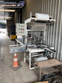 Automatic baling machine with shrink tunnel for bottles and jars in bales.