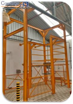 Unit for unloading 2000 kg big bags with Artinox screw conveyor.