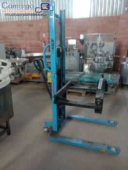 Forklift tipper turns 300 kg drum Paletrans