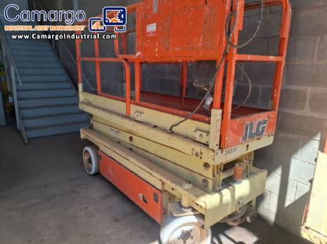 JLG scissor lift platform