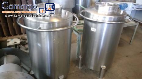 Stainless steel tank with handles