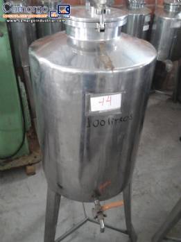 Stainless steel tank with 100 L capacity