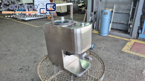 Semi-automatic benchtop vegetable oil extraction press, up to 18 kg per hour.