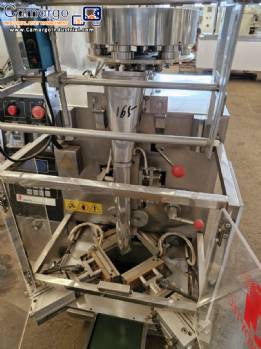 Vertical wrapping machine for triangular format