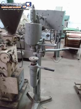 Seamer for cans