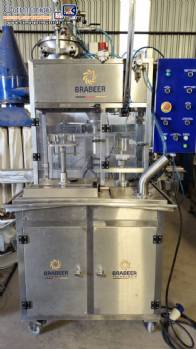 Stainless steel filling machine for beer liquids in Brabeer bottles